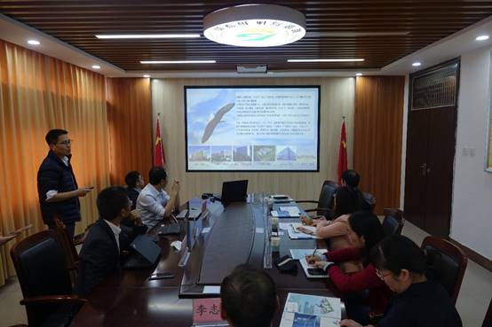 会议室里的人们描述已自动生成