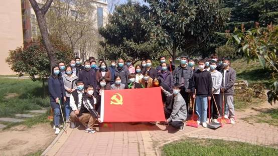 一群人在公园里描述已自动生成