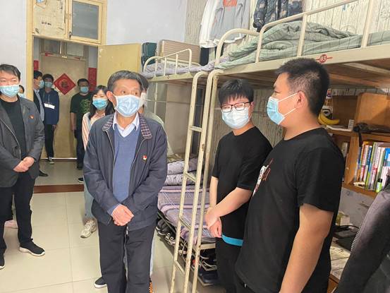 一群穿着西装的人描述已自动生成